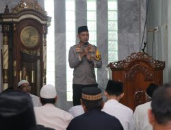 Dzuhur Berjamaah, Kapolres Serahkan Bantuan Sembako dan Renovasi Masjid di Pondok Arum Tangerang