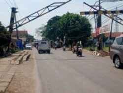 Portal Pembatasan jam Operasional Truk Tambang di Parung panjang Bogor Pasca Tertabrak Truk Trailer Belum ada Perbaikan