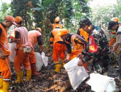 Babinsa Koramil Pasar Rebo Bersama Warga dan Petugas PPSU Gotong Royong Bersihkan Sampah
