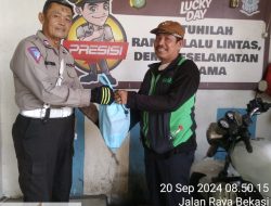 Jumat Berkah, Unit Lantas Cakung Restro Jaktim Bagikan Sembako
