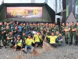 Aksi Bersih-Bersih Anggota TNI dan Warga di Monas Usai Panggung Hiburan HUT TNI ke-79
