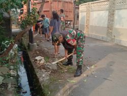 Warga, PPSU Bersama Babinsa Pondok Kelapa Bersihkan Sampah Lingkungan