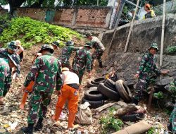 Semarakkan HUT ke 79 TNI, Kodim 0505/JT Giat Bersih-bersih Sungai Ciliwung