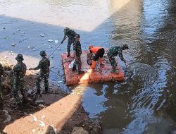 Bantaran Sungai Ciliwung RW.01 Balekambang Jadi Sasaran Karya Bakti Koramil Kramatjati
