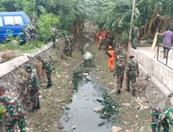 Koramil Duren Sawit, Bersama Warga dan Petugas PPSU Melaksanakan Karya Bhakti Bersih-bersih