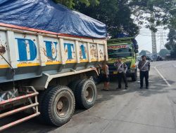 Petugas Tindak Tegas Truk Tanah Langgar Jam Operasional, 13 Truk Dikandangi, 9 Truk Diputar Balik