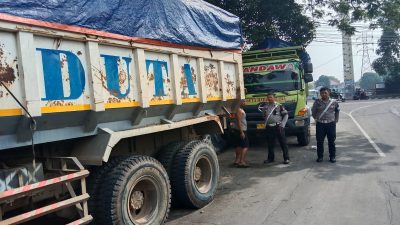 Petugas Tindak Tegas Truk Tanah Langgar Jam Operasional, 13 Truk Dikandangi, 9 Truk Diputar Balik