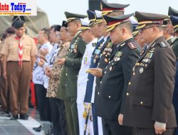 Upacara Tabur Bunga Dalam Rangka Memperingati Hari Pahlawan di Perairan Teluk Jakarta