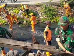 Karya Bhakti Bersihkan Fasos dan Fasum, Koramil 06/Cakung Giat Bersihkan Kali Malang