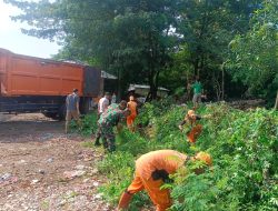 Karya Bhakti Koramil 08/Duren Sawit Giat Bersihkan Tumpukan Sampah