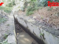 Derasnya Curah Hujan,  Tanah Longsor dan Pohon Besar Roboh Menutupi Saluran Air Susukkan Warga Masyarakat Ciheulang
