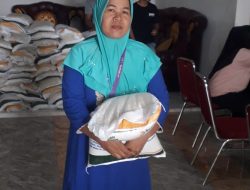 Kemensos Berikan Tambahan Bantuan Beras 10 Kg Kepada 640 KPM Desa Sukamanah
