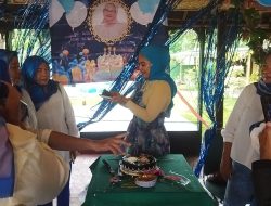 Bunda Rita, Ketua Komunitas Karaoke Show ( KKS ) Rayakan Miladnya Yang ke 49 Tahun di Saung Kembangan Jakarta Barat