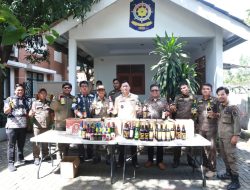 Pascaoperasi Tahun Baru, Tramtib Kecamatan Benda Serahkan Penyitaan Ratusan Botol Miras