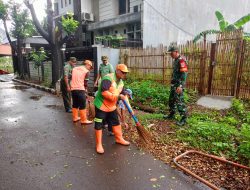 Bersih-Bersih Wilayah Oleh Babinsa Koramil Duren Sawit