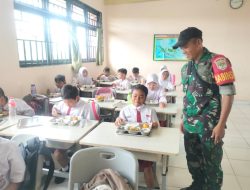 Kawal Distribusi MBG, Oleh Babinsa Koramil Duren Sawit