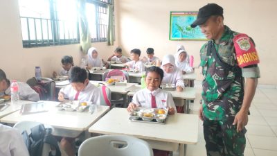 Kawal Distribusi MBG, Oleh Babinsa Koramil Duren Sawit