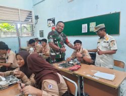Babinsa Halim Perdanakusuma Bersama BGN Distribusikan MBG