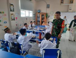 Babinsa Halim Perdanakusuma Bersama Dapur Khusus Halim PK Distribusikan MBG