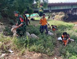 Karbak Koramil Pasar Rebo, Ciracas Bersihkan Bantaran Sungai Ciliwung