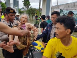 Personil Polres Metro Tangerang Kota dan Bersama Warga, Evakuasi Korban Banjir di Desa Jati Mulya