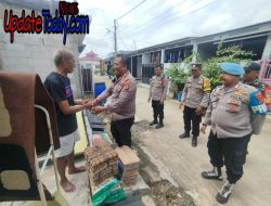 Kapolsek Rajeg Berikan Bantuan Sosial, Warga Terdampak Banjir di Perumahan Mutiara Puri Harmoni