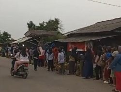 Antrian Panjang! Untuk Mendapatkan Satu Gas LPG, di Depan Gerbang Griya Parungpanjang 