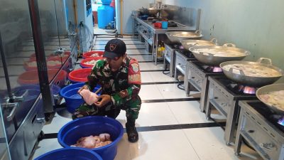 Kesiapan SPPG Dapur Khusus, Danramil 03/Pasar Rebo, Ciracas Mengecek Bahan MBG