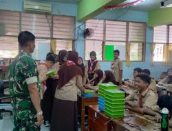 Babinsa Koramil 04/Pulogadung Bersama SPPG Salurkan MBG Tepat Waktu