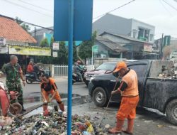 Bersama PPSU, Babinsa Cakung Barat Bersihkan Fasilitas Umum
