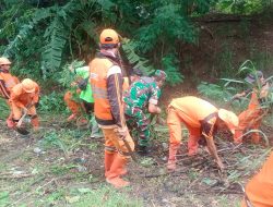 Pembersihan Bantaran BKT, Oleh Koramil 08/Duren Sawit Giat Karya Bakti