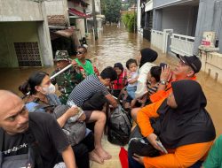 Tim SAR Brimob Polda Metro Jaya, Evakuasi Warga Terdampak Banjir di Bintaro
