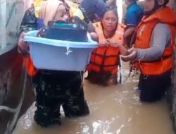 Tanggap Cepat, Aksi Sertu Buhari Selamatkan Balita Korban Banjir