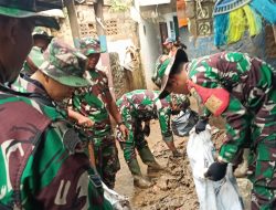 Pasca Bencana Banjir, Koramil 01/Jatinegara Bersama Instansi Terkait dan Warga Karya Bakti