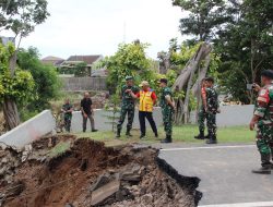 Danrem 051/Wkt Gerak Cepat Buka Akses Jalan! Jembatan Kemang Pratama Ambles Diterjang Banjir