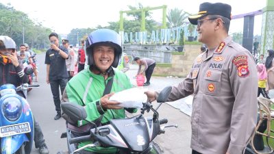 Kapolresta Tangerang Gelar Aksi Berbagi Takjil untuk Masyarakat Jelang Berbuka Puasa