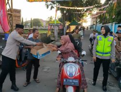 Kapolsek Kresek Beserta Para Polwan, Membagikan Takjil ke Masyarakat Jelang Buka Puasa