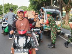 Indahnya Berbagi, Mitra Jalak Kodim 0505/Jakarta Timur Bagikan Takjil