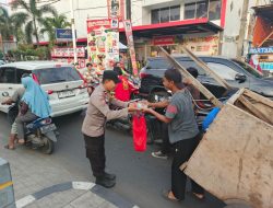 Polsek Cengkareng, Berbagi Takjil di Depan Mako Polsubsektor Rawabuaya