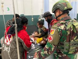 Aksi Heroik TNI Puncak Jaya Evakuasi Anak Papua yang Sakit ke RS Mulia