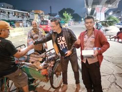 Unit Binmas Polsek Tambora Berbagi Makan Sahur ke Warga Yang Melintas