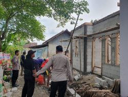 Kapolsek Kresek Didampingi Kanit Binmas, Mengecek Pengerjaan Bangunan Bedah Rumah