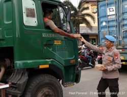 Div Propam Polri dan Sipropam Polres Pelabuhan KPPP Tanjung Priok, Bagikan Takjil untuk Warga