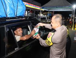 Agar Mudik Ceria, Kapolresta Tangerang Bagikan Bingkisan Pemudik Makanan yang Menuju Merak