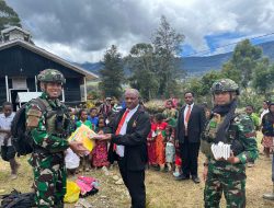 Suara Firman di Tanah Papua: TNI Menebarkan Kasih Lewat Alkitab