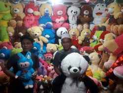 Siapa yang Tidak Kenal H. Madun Raja Boneka dari Desa Cikuda, Penjual Boneka Hasil Karyanya 