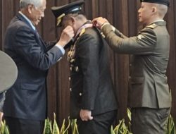 Berjasa Tingkatkan Kerja Sama Militer, Kasad Terima Medali Kehormatan dari Singapura