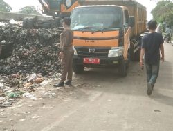 Lurah Dadap H. Saduni Lakukan Monitoring Pengerukan Sampah di Bantaran Kali Dadap
