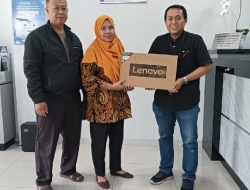 BRI KC Jakarta S.Parman, Menyerahkan Laptop Kepada Nasabah Pemenang Panen Hadiah Simpedes (PHS)
