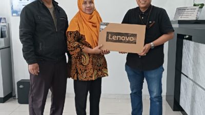BRI KC Jakarta S.Parman, Menyerahkan Laptop Kepada Nasabah Pemenang Panen Hadiah Simpedes (PHS)